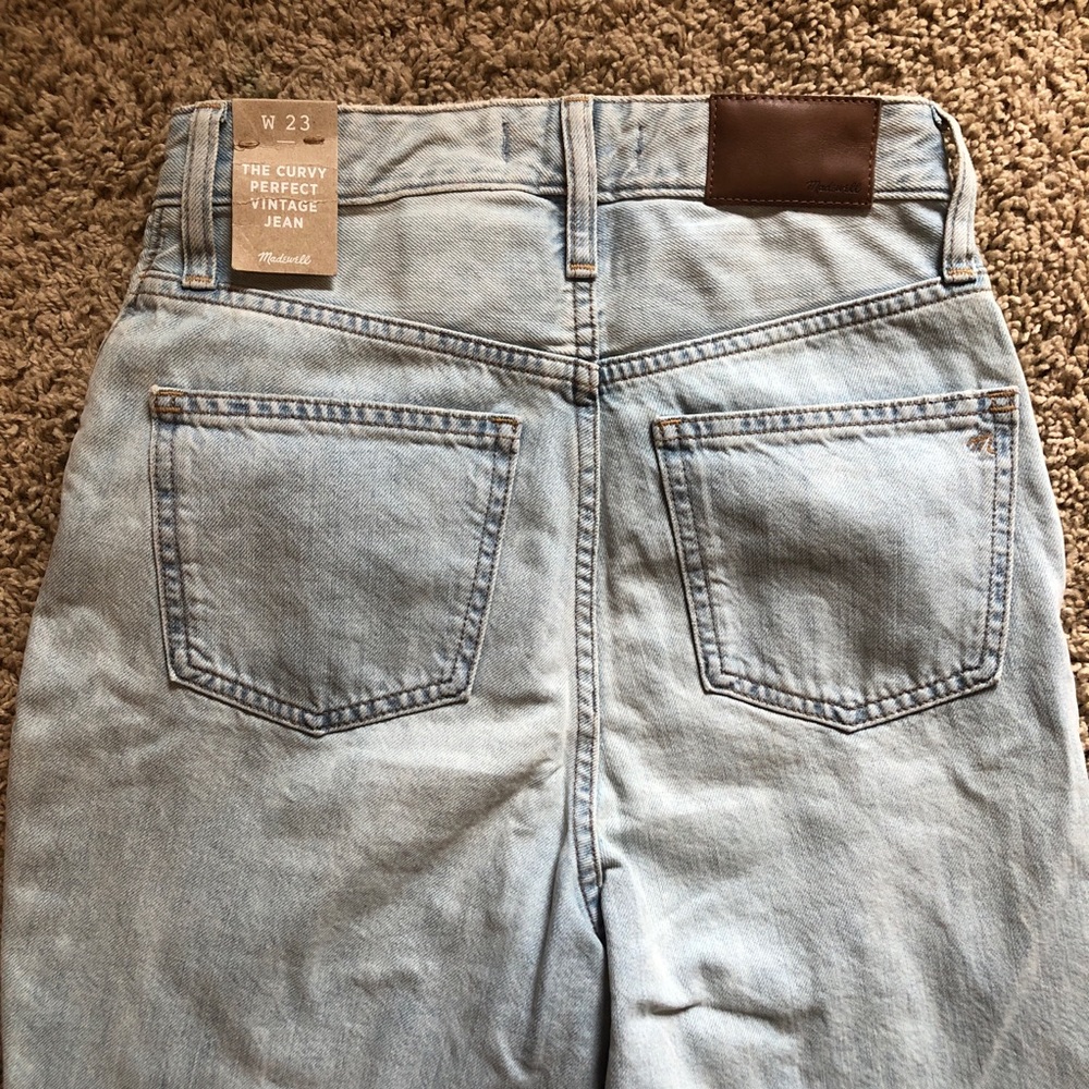 Madewell The Curvy Perfect Vintage Jean in light blue - Picture 8 of 11